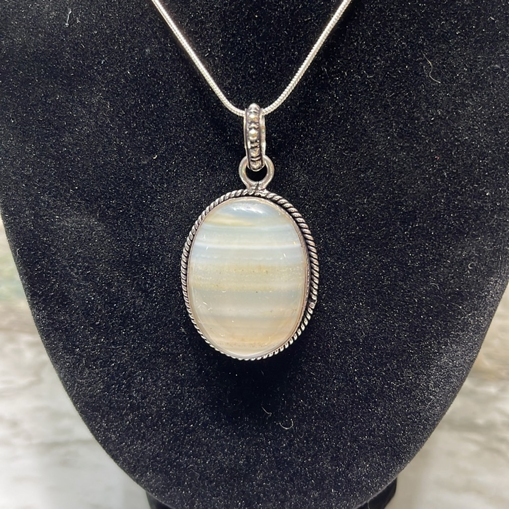 HANDMADE WHITE AGATE SILVER PENDANT WITH 925 SILVER CHAIN
NWT - Picture 1 of 8